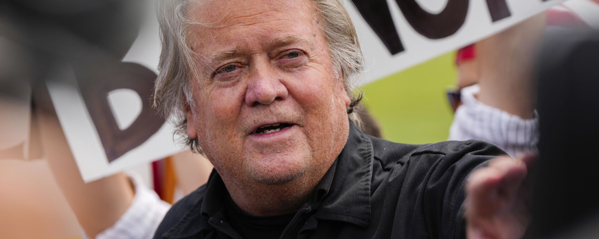 Steve Bannon se encontra com apoiadores após se apresentar à justiça, na cidade de Danbury, Connecticut (EUA), em 1º de julho de 2024 - Sputnik Brasil, 1920, 19.06.2025