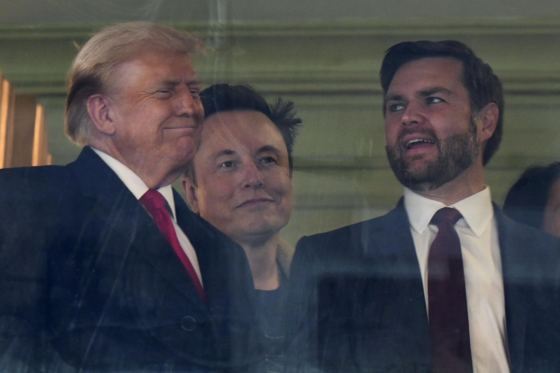 O presidente eleito Donald Trump, a partir da esquerda, o bilionário Elon Musk e o vice-presidente eleito JD Vance assistem a jogo de futebol americano universitário em Landover, Maryland, 14 de dezembro de 2024. - Sputnik Brasil, 1920, 17.01.2025