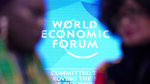 Pessoas conversam em frente ao logotipo do Fórum Econômico Mundial no último dia da Reunião Anual do fórum no Centro de Congressos em Davos, Suíça, 19 de janeiro de 2024 - Sputnik Brasil