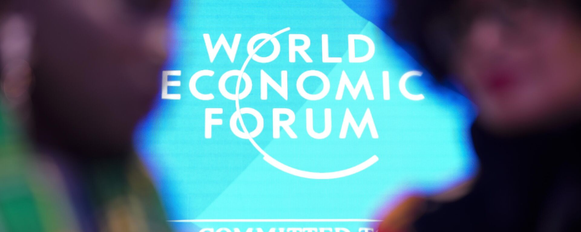 Pessoas conversam em frente ao logotipo do Fórum Econômico Mundial no último dia da Reunião Anual do fórum no Centro de Congressos em Davos, Suíça, 19 de janeiro de 2024 - Sputnik Brasil, 1920, 23.01.2026