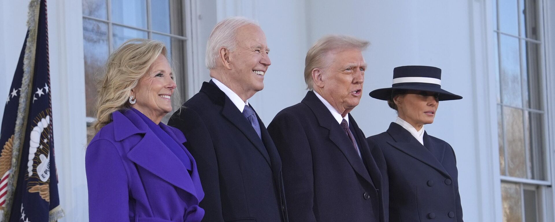 Joe Biden e Jill Biden posam com Donald Trump e Melania Trump ao chegarem à Casa Branca, em Washington DC. EUA, 20 de janeiro de 2025 - Sputnik Brasil, 1920, 20.01.2025