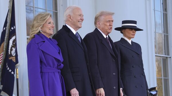 Joe Biden e Jill Biden posam com Donald Trump e Melania Trump ao chegarem à Casa Branca, em Washington DC. EUA, 20 de janeiro de 2025 - Sputnik Brasil