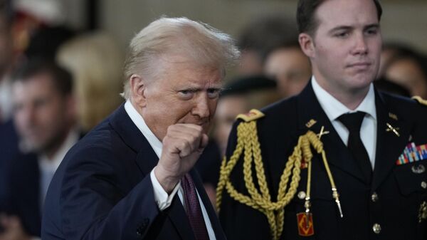 Donald Trump gesticula durante a 60ª posse presidencial na Rotunda do Capitólio, em Washington DC. EUA, 20 de janeiro de 2025 - Sputnik Brasil