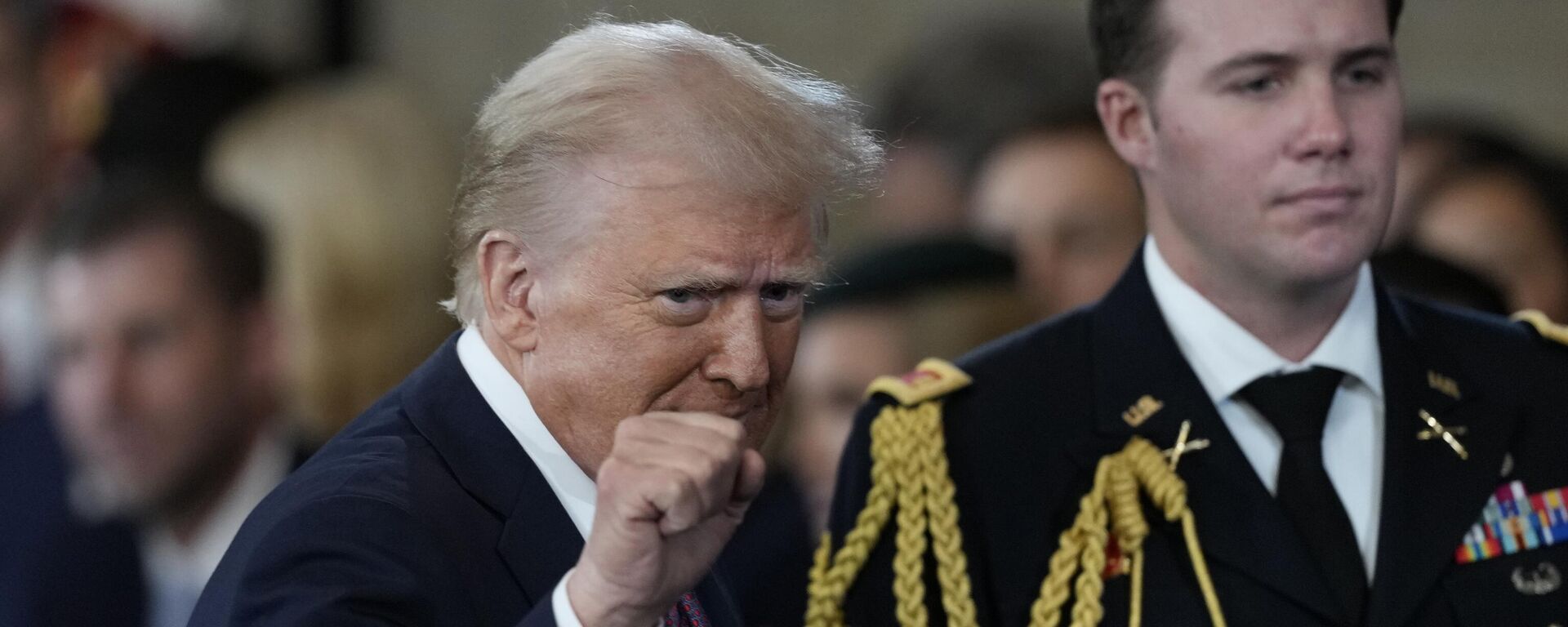 Donald Trump gesticula durante a 60ª posse presidencial na Rotunda do Capitólio, em Washington DC. EUA, 20 de janeiro de 2025 - Sputnik Brasil, 1920, 20.01.2025