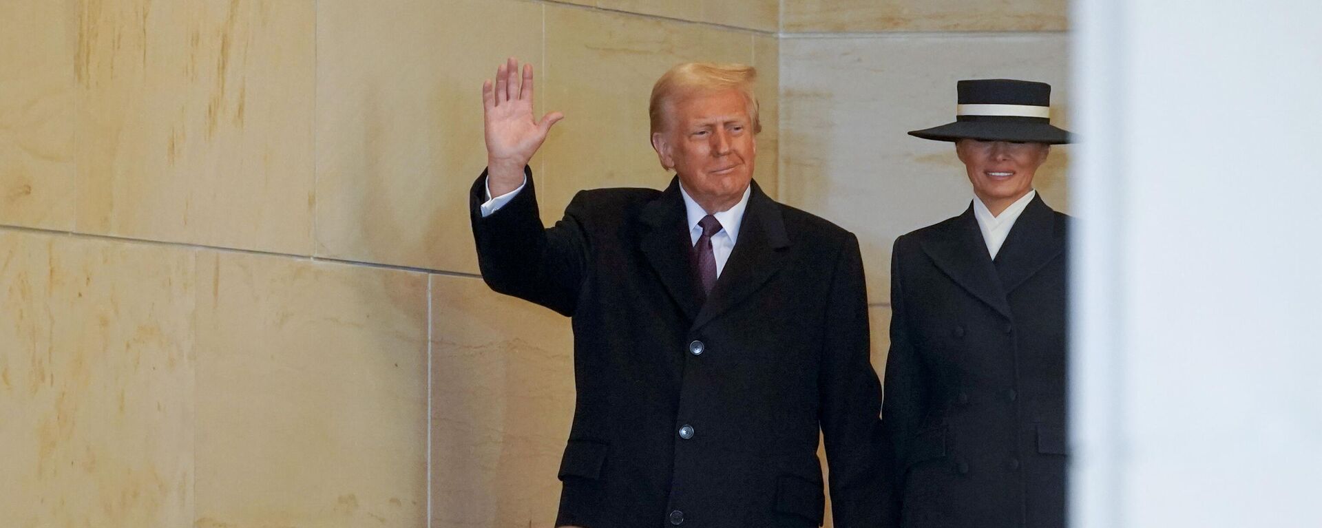 Donald Trump e Melania Trump chegam ao Emancipation Hall, após a posse presidencial no Capitólio, em Washington DC. EUA, 20 de janeiro de 2025 - Sputnik Brasil, 1920, 20.01.2025