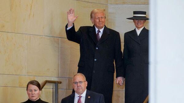 Donald Trump e Melania Trump chegam ao Emancipation Hall, após a posse presidencial no Capitólio, em Washington DC. EUA, 20 de janeiro de 2025 - Sputnik Brasil