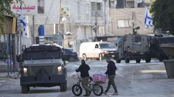 Veículos do Exército israelense são vistos durante operação militar na cidade de Jenin. Cisjordânia, 21 de janeiro de 2025 - Sputnik Brasil