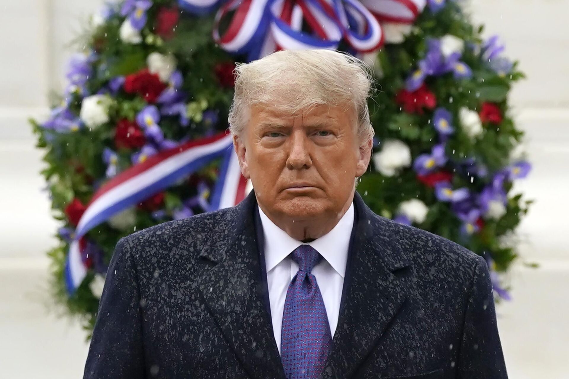 O presidente Donald Trump participa de uma cerimônia de colocação de coroas de flores no Dia dos Veteranos no Túmulo do Soldado Desconhecido no Cemitério Nacional de Arlington, Virgínia, 11 de novembro de 2020.