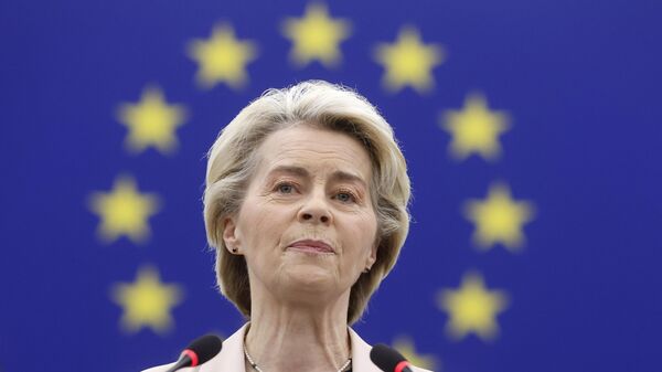 A presidente da Comissão Europeia, Ursula von der Leyen, discursa antes da votação do Parlamento Europeu sobre o novo colégio de comissários. Estrasburgo, França, 27 de novembro de 2024 - Sputnik Brasil