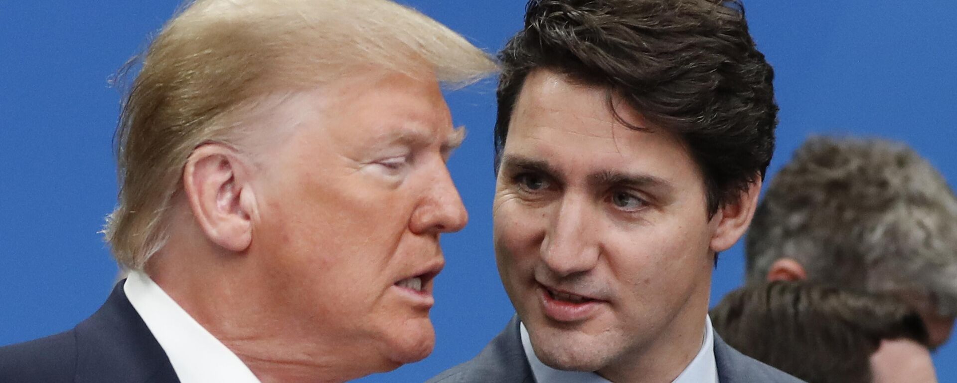 O presidente dos EUA, Donald Trump, à esquerda, e o primeiro-ministro canadense, Justin Trudeau, conversam antes de uma mesa redonda da OTAN no hotel e resort The Grove em Watford, Hertfordshire. Inglaterra, 4 de dezembro de 2019 - Sputnik Brasil, 1920, 22.01.2025