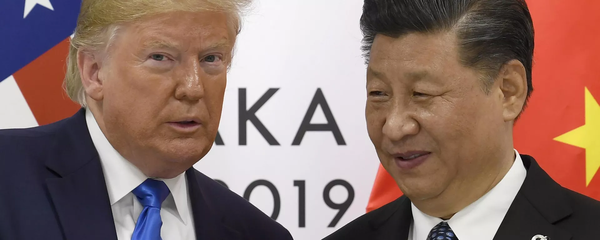 Donald Trump posa para uma foto com Xi Jinping durante uma reunião à margem da cúpula do G20 em Osaka. Japão, 29 de junho de 2019 - Sputnik Brasil, 1920, 23.01.2025