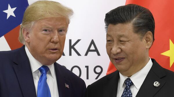 Donald Trump posa para uma foto com Xi Jinping durante uma reunião à margem da cúpula do G20 em Osaka. Japão, 29 de junho de 2019 - Sputnik Brasil