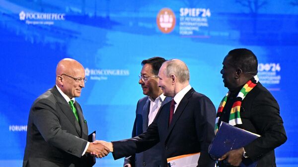 Em sessão plenária do Fórum Econômico Internacional de São Petersburgo (SPIEF, na sigla em inglês), os presidentes da Bolívia, Luis Arce (ao centro, de óculos); da Rússia, Vladimir Putin (à direita, em cumprimento); e do Zimbábue, Emmerson Mnangagwa, cumprimentam Sergei Karaganov (à esquerda), diretor científico da Faculdade de Economia Mundial e Relações Internacionais, da Escola Superior de Economia da Universidade Nacional de Pesquisa, em 7 de junho de 2024 - Sputnik Brasil