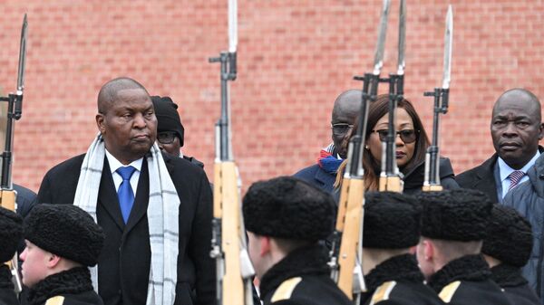 O presidente da República Centro-Africana, Faustin-Archange Touadéra, participa de cerimônia de deposição de coroas de flores no túmulo do soldado desconhecido localizado no Jardim de Alexandre, em Moscou. Rússia, 16 de janeiro de 2025 - Sputnik Brasil