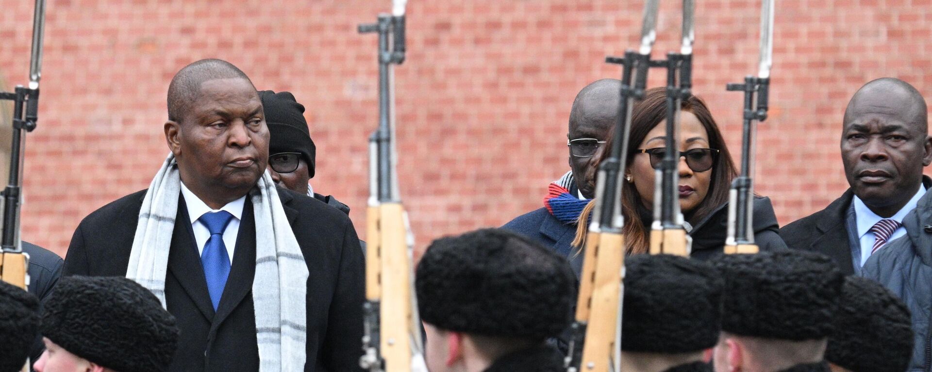 O presidente da República Centro-Africana, Faustin-Archange Touadéra, participa de cerimônia de deposição de coroas de flores no túmulo do soldado desconhecido localizado no Jardim de Alexandre, em Moscou. Rússia, 16 de janeiro de 2025 - Sputnik Brasil, 1920, 24.01.2025