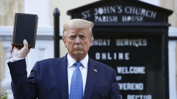 O presidente dos EUA, Donald Trump, segura uma Bíblia em frente a igreja de São João, em Washington, EUA (foto de arquivo) - Sputnik Brasil