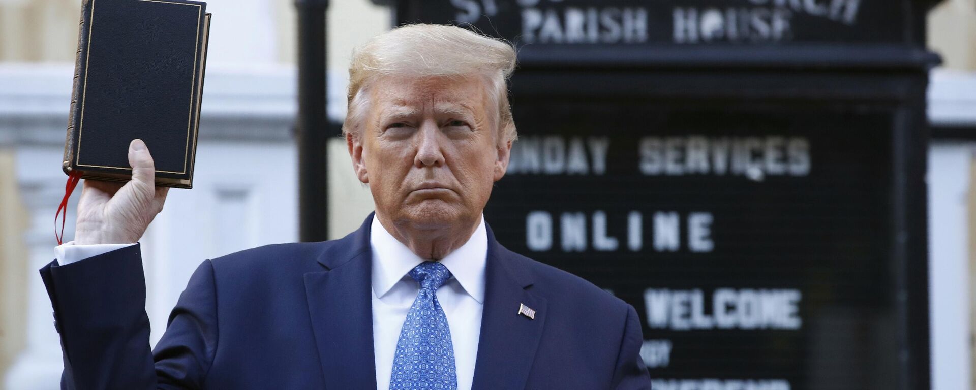 O presidente dos EUA, Donald Trump, segura uma Bíblia em frente a igreja de São João, em Washington, EUA (foto de arquivo) - Sputnik Brasil, 1920, 25.01.2025