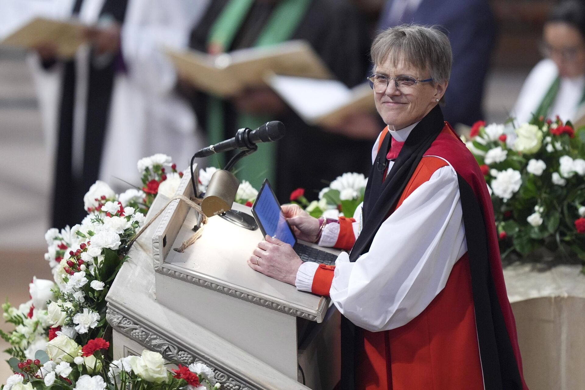 A reverenda Mariann Budde lidera o serviço de oração nacional com a presença do presidente Donald Trump na Catedral Nacional de Washington, EUA, em 21 de janeiro de 2025. 