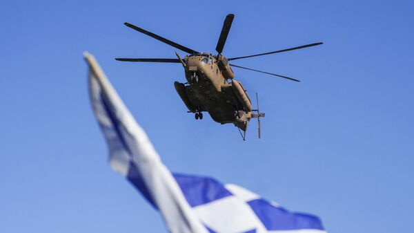 Um helicóptero militar israelense, transportando as quatro mulheres soldados israelenses libertadas de Gaza, chega ao hospital Beilinson em Petah Tikva, perto de Tel Aviv, Israel, 25 de janeiro de 2025 - Sputnik Brasil