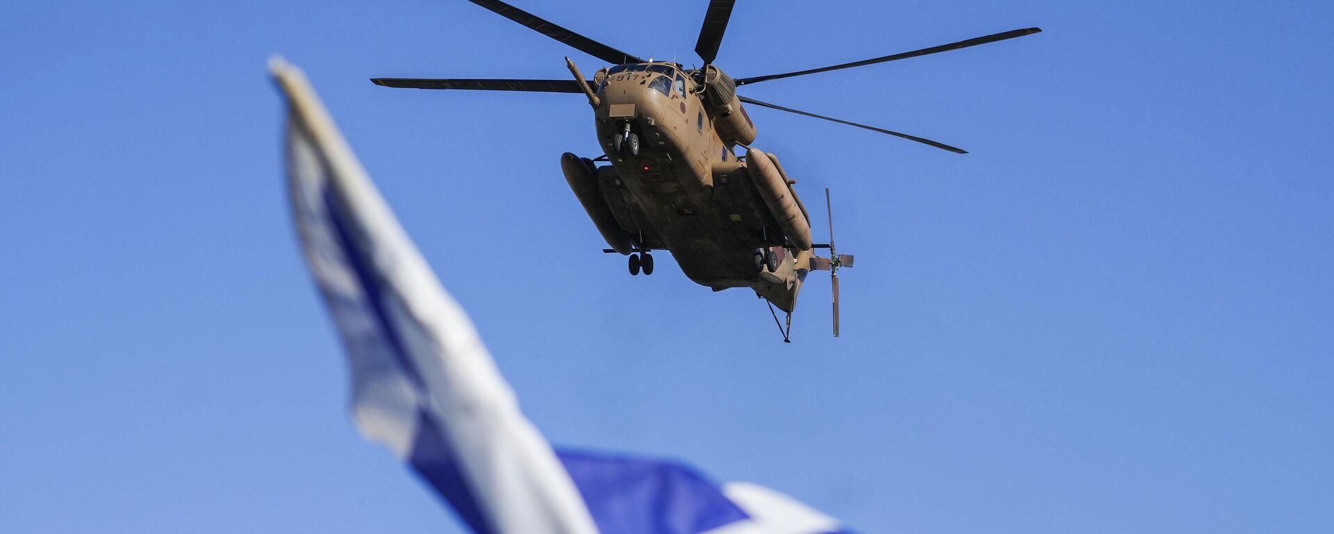 Um helicóptero militar israelense, transportando as quatro mulheres soldados israelenses libertadas de Gaza, chega ao hospital Beilinson em Petah Tikva, perto de Tel Aviv, Israel, 25 de janeiro de 2025 - Sputnik Brasil, 1920, 25.01.2025