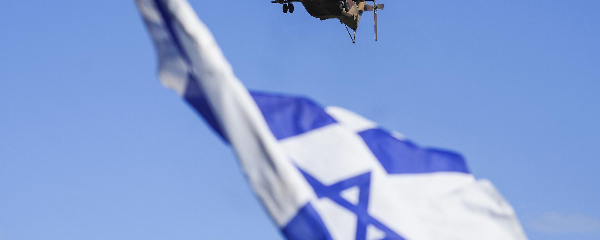 Um helicóptero militar israelense, transportando as quatro mulheres soldados israelenses libertadas de Gaza, chega ao hospital Beilinson em Petah Tikva, perto de Tel Aviv, Israel, 25 de janeiro de 2025 - Sputnik Brasil, 1920, 25.01.2025