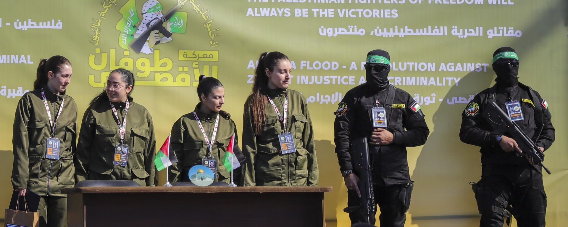 Soldado israelense faz reféns Naama Levy, Daniella Gilboa, Karina Ariev e Liri Albag, sem nenhuma ordem específica, em um palco em frente a uma multidão palestina antes de serem entregues à Cruz Vermelha na Cidade de Gaza, 25 de janeiro de 2025 - Sputnik Brasil, 1920, 26.01.2025