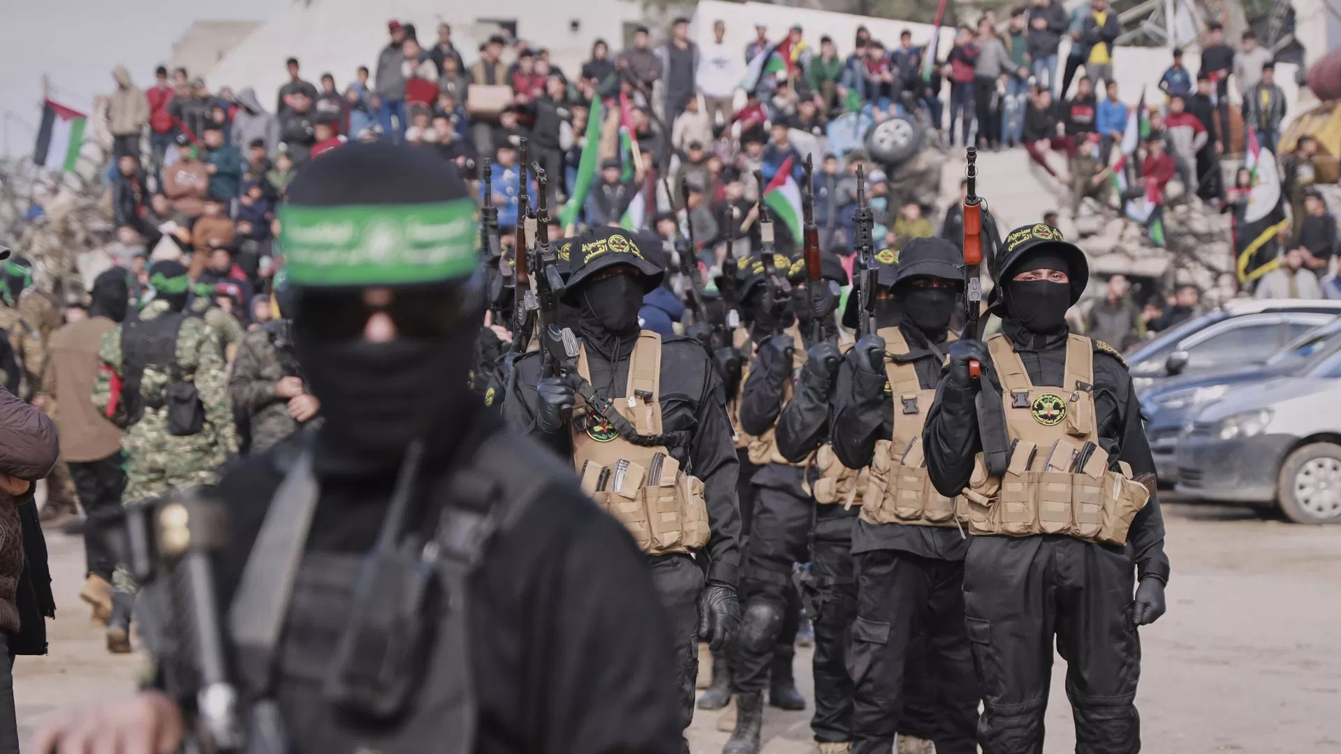Combatentes do Hamas e da Jihad Islâmica na Palestina se agrupam no centro da cidade de Gaza antes da liberação planejada de quatro reféns israelenses, em 25 de janeiro de 2025 - Sputnik Brasil, 1920, 30.07.2026