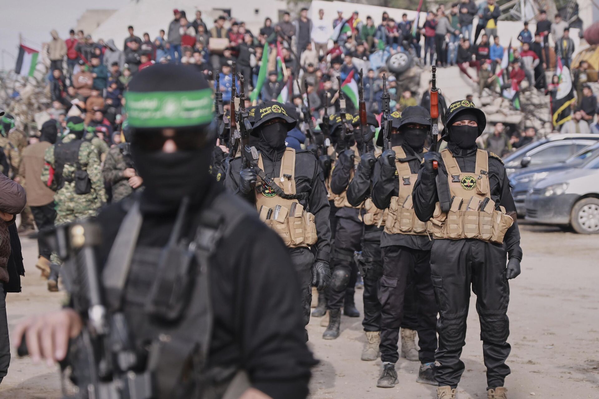 Combatentes do Hamas e da Jihad Islâmica são mobilizados no centro da Cidade de Gaza antes da liberação planejada de quatro reféns israelenses que serão entregues à Cruz Vermelha na Cidade de Gaza no sábado, 25 de janeiro de 2025