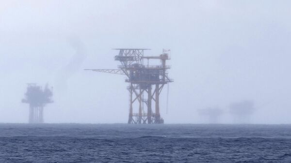 Plataformas de petróleo cercadas pela neblina no golfo do México, Texas, em 16 de setembro de 2023. - Sputnik Brasil