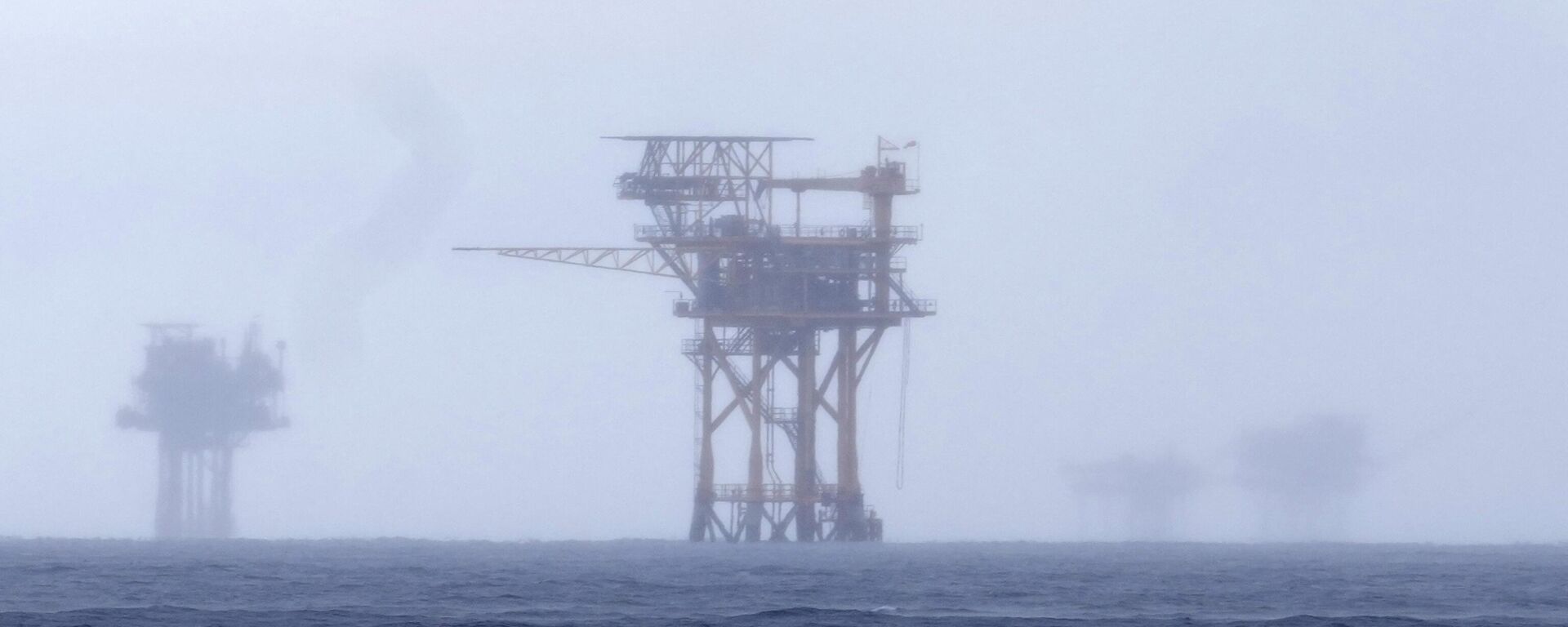 Plataformas de petróleo cercadas pela neblina no golfo do México, Texas, em 16 de setembro de 2023. - Sputnik Brasil, 1920, 26.01.2025