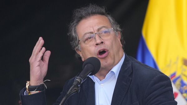 O presidente da Colômbia, Gustavo Petro, discursa para apoiadores durante um comício por suas reformas propostas na praça Bolívar, em Bogotá, Colômbia, 19 de setembro de 2024 - Sputnik Brasil