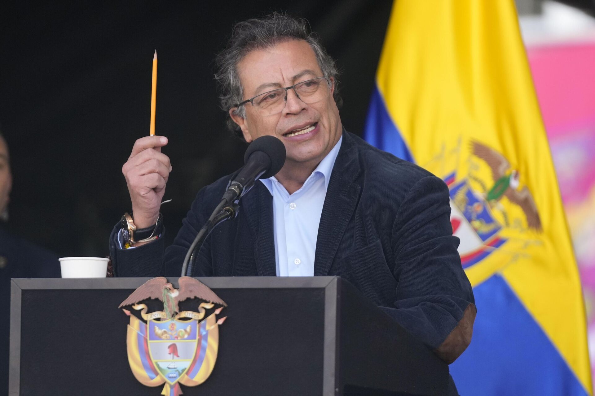 O presidente da Colômbia, Gustavo Petro, discursa para apoiadores durante um comício por suas reformas propostas na praça Bolívar, em Bogotá, Colômbia, 19 de setembro de 2024 - Sputnik Brasil, 1920, 06.02.2025