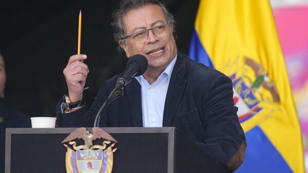 O presidente da Colômbia, Gustavo Petro, discursa para apoiadores durante um comício por suas reformas propostas na praça Bolívar, em Bogotá, Colômbia, 19 de setembro de 2024 - Sputnik Brasil