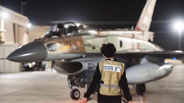 Nesta foto fornecida pelo exército israelense, aviões armados da Força Aérea Israelense (FAI) partem de um local desconhecido para atacar o Irã, 26 de outubro de 2024 - Sputnik Brasil