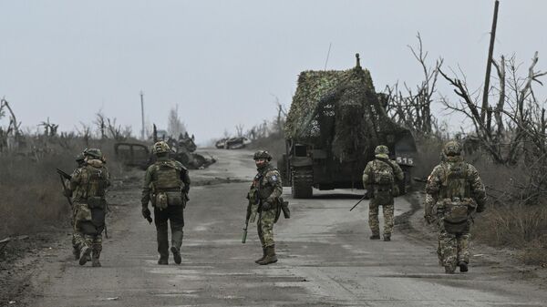 Sapadores da 12ª Brigada de Engenheiros do agrupamento de tropas Tsentr (Centro) russos limpam e desminam uma estrada na República Popular de Donetsk. - Sputnik Brasil