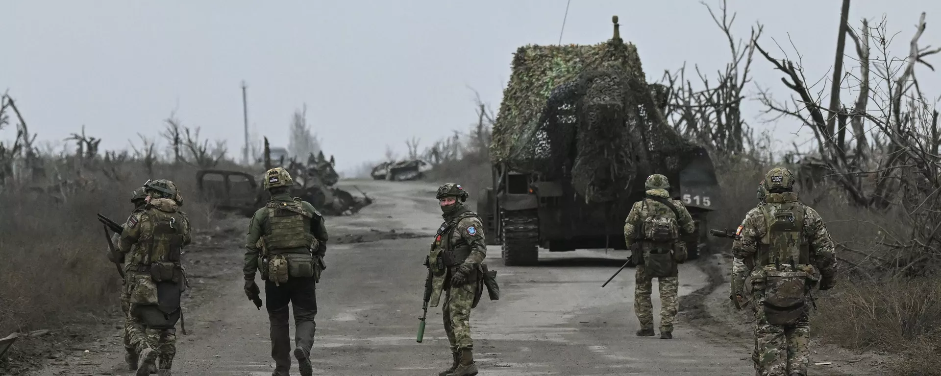 Sapadores da 12ª Brigada de Engenheiros do agrupamento de tropas Tsentr (Centro) russos limpam e desminam uma estrada na República Popular de Donetsk. - Sputnik Brasil, 1920, 05.11.2025