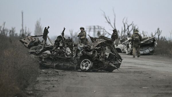 Sapadores da 12ª Brigada de Engenheiros do agrupamento de tropas Tsentr (Centro) russos limpam e desminam uma estrada na República Popular de Donetsk. - Sputnik Brasil