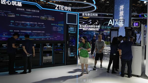 Visitantes no estande de exposição da empresa de tecnologia chinesa ZTE AI durante a Conferência Mundial de Inteligência Artificial (WAIC) de 2024 e Reunião de Alto Nível sobre Governança Global de IA com o tema no Salão Multifuncional do Shanghai Expo Center em Xangai, China, 4 de julho de 2024 - Sputnik Brasil