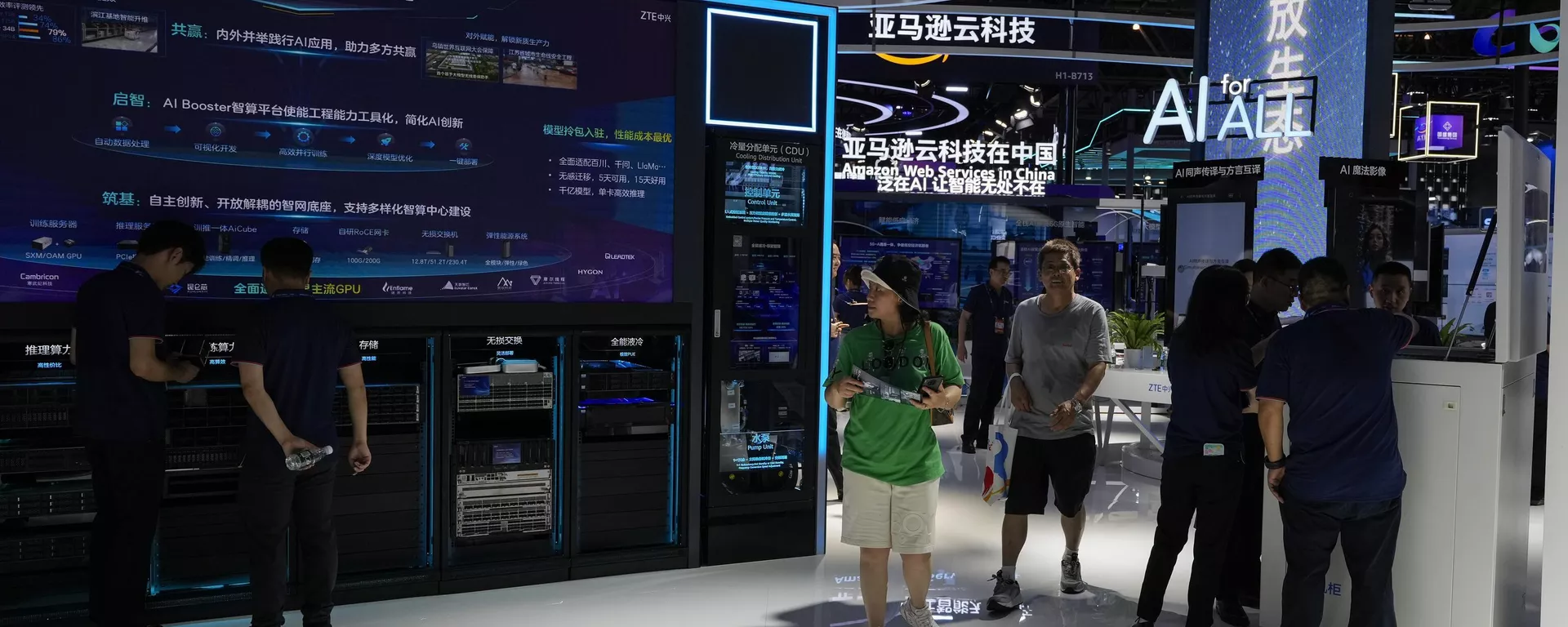 Visitantes no estande de exposição da empresa de tecnologia chinesa ZTE AI durante a Conferência Mundial de Inteligência Artificial (WAIC) de 2024 e Reunião de Alto Nível sobre Governança Global de IA com o tema no Salão Multifuncional do Shanghai Expo Center em Xangai, China, 4 de julho de 2024 - Sputnik Brasil, 1920, 05.02.2025