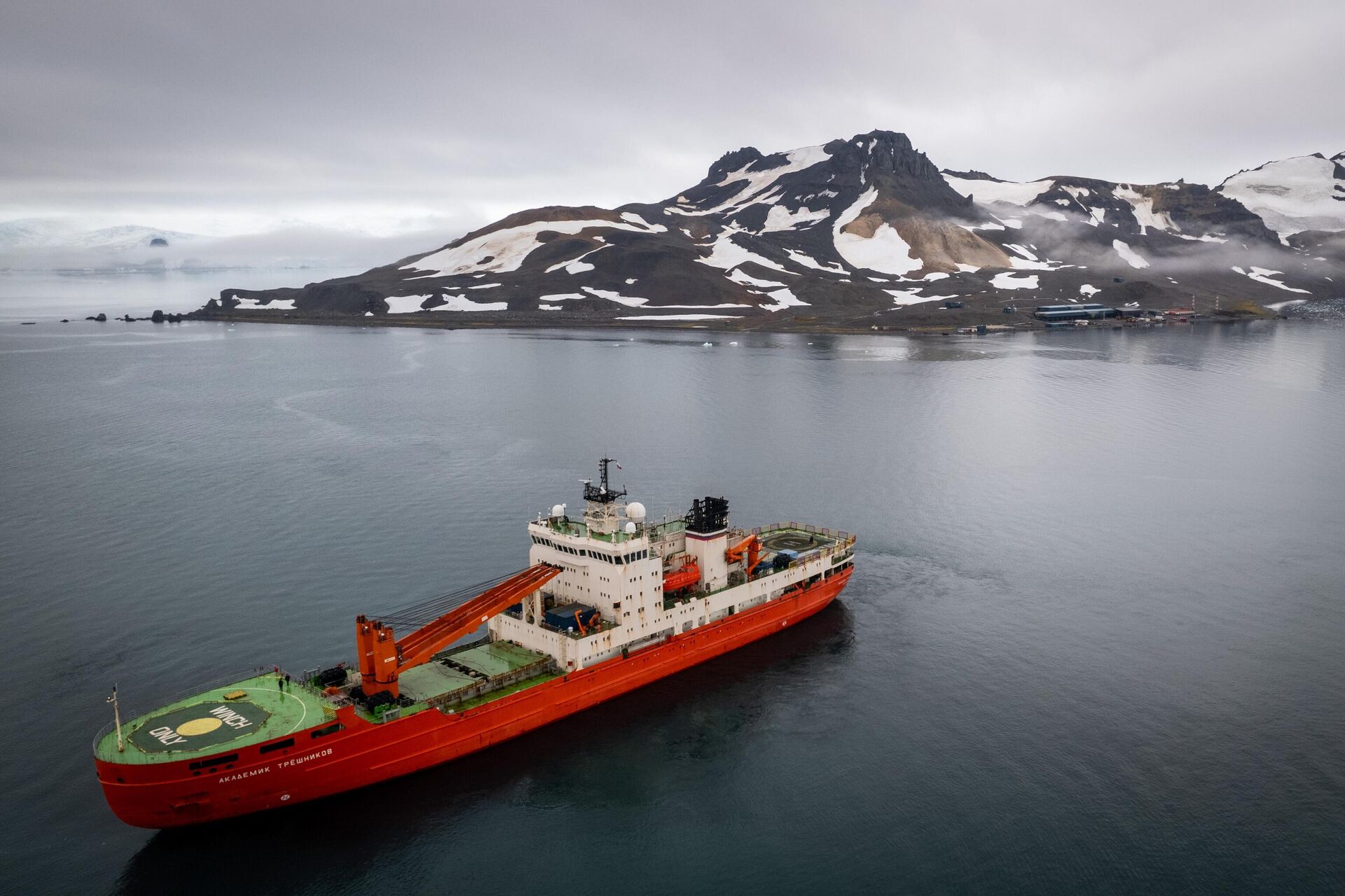 Quebra-gelo russo Akademik Tryoshnikov leva equipe internacional em expedição de circum-navegação da Antártica, em 23 de janeiro de 2025. Ao fundo a Estação Antártica Comandante Ferraz - Sputnik Brasil, 1920, 30.01.2025