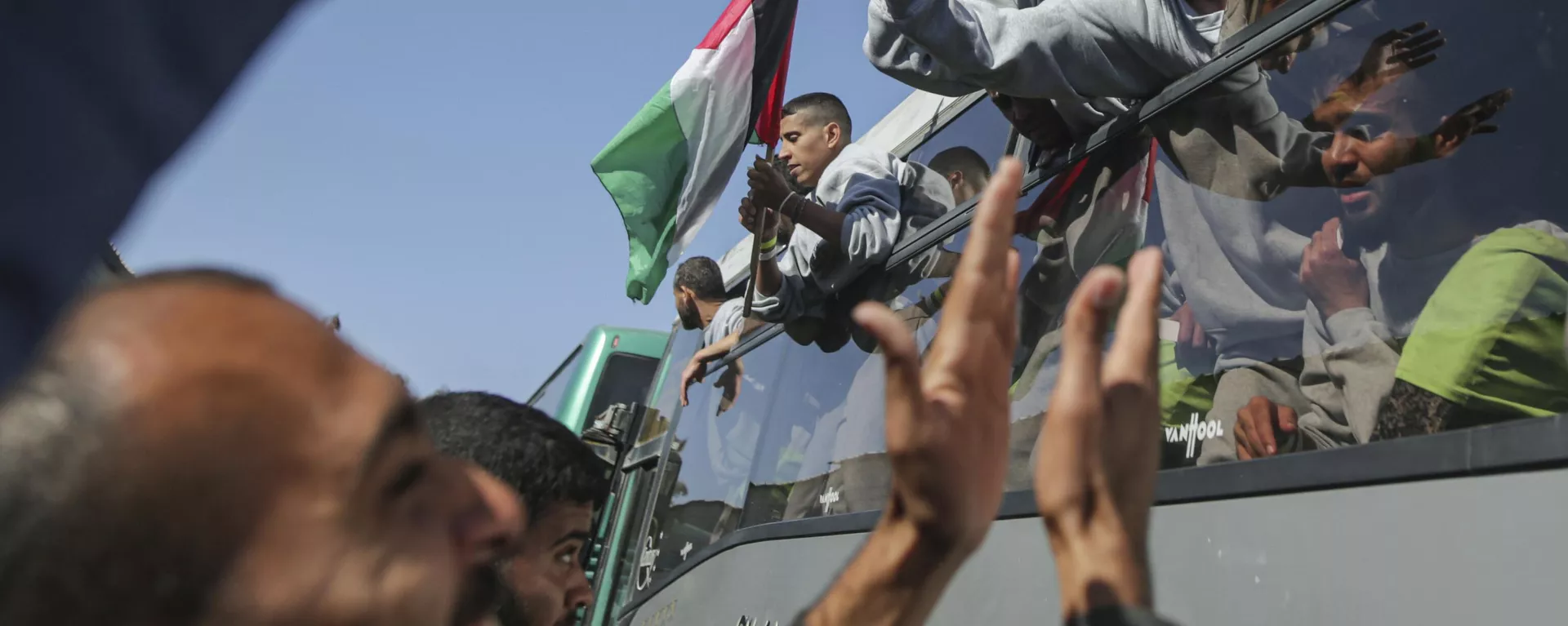 Palestinos mantidos como prisioneiros em Israel sendo recebidos na Faixa de Gaza. - Sputnik Brasil, 1920, 01.02.2025