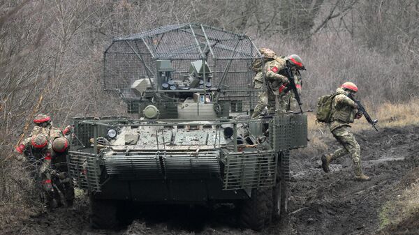 Veículo blindado de transporte de pessoal BTR-82a com grupo de reconhecimento da 15ª Brigada de Infantaria Motorizada das Forças Armadas russas durante treinamento na República Popular de Donetsk. - Sputnik Brasil
