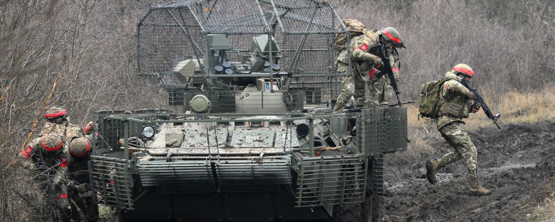 Veículo blindado de transporte de pessoal BTR-82a com grupo de reconhecimento da 15ª Brigada de Infantaria Motorizada das Forças Armadas russas durante treinamento na República Popular de Donetsk. - Sputnik Brasil, 1920, 02.02.2025