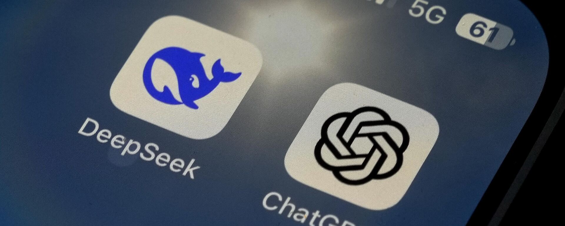 Os ícones dos aplicativos de smartphone DeepSeek e ChatGPT são vistos na tela de um smartphone em Pequim, 28 de janeiro de 2025 - Sputnik Brasil, 1920, 28.02.2025