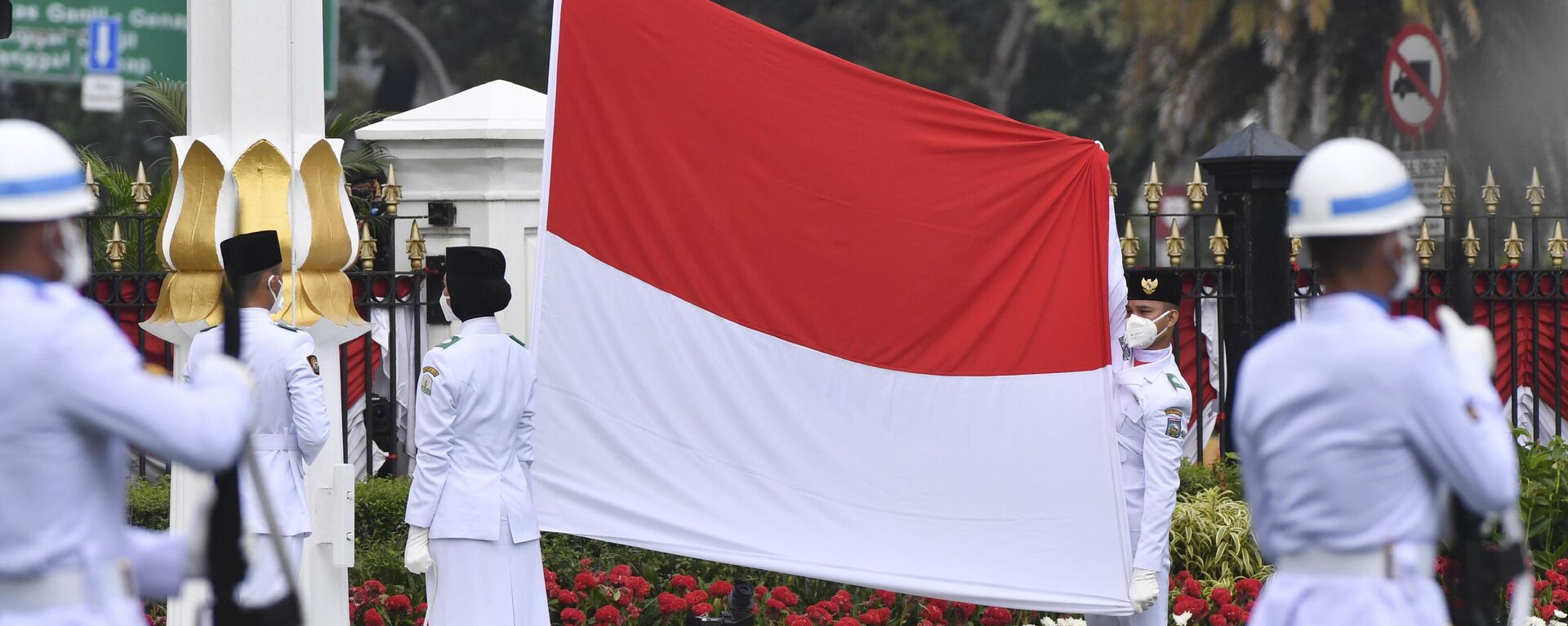 Porta-bandeiras içam a bandeira da Indonésia durante cerimônia em comemoração ao 75º Dia da Independência do país, no Palácio Merdeka, em Jacarta. Indonésia, 17 de agosto de 2020 - Sputnik Brasil, 1920, 03.02.2025