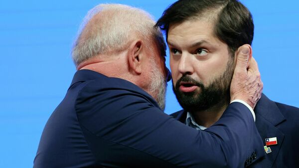 O presidente do Brasil, Lula da Silva (E), conversa com o presidente do Chile, Gabriel Boric, durante a terceira cúpula UE-CELAC, que reúne líderes da União Europeia (UE) e da Comunidade dos Estados Latino-Americanos e Caribenhos em Bruxelas, Bélgica, 17 de julho de 2023 - Sputnik Brasil