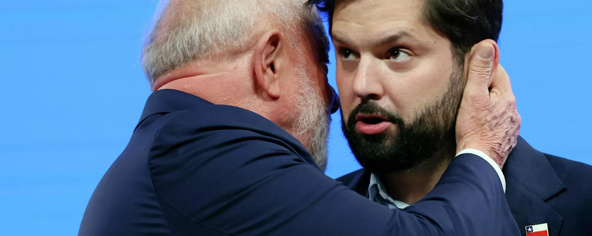 O presidente do Brasil, Lula da Silva (E), conversa com o presidente do Chile, Gabriel Boric, durante a terceira cúpula UE-CELAC, que reúne líderes da União Europeia (UE) e da Comunidade dos Estados Latino-Americanos e Caribenhos em Bruxelas, Bélgica, 17 de julho de 2023 - Sputnik Brasil, 1920, 04.02.2025