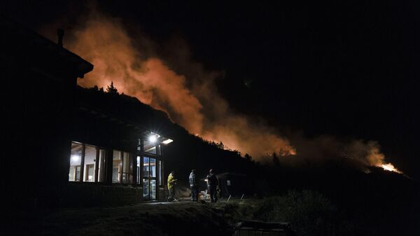 Incêndio consome vegetação atrás de uma base de bombeiros em Epuyén, na Patagônia argentina, em 15 de janeiro de 2025 - Sputnik Brasil