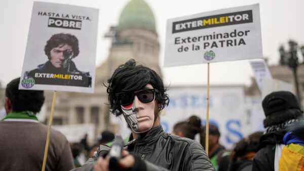 Um manifestante fantasiado de Milei e de Exterminador do Futuro protesta em frente ao Congresso argentino contra um projeto de reforma promovido pelo presidente Javier Milei, Buenos Aires, 12 de junho de 2024 - Sputnik Brasil