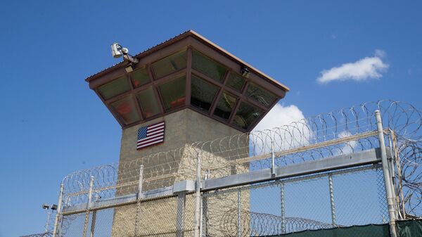 Torre de controle no Campo 6 do centro de detenção da Baía de Guantánamo - Sputnik Brasil